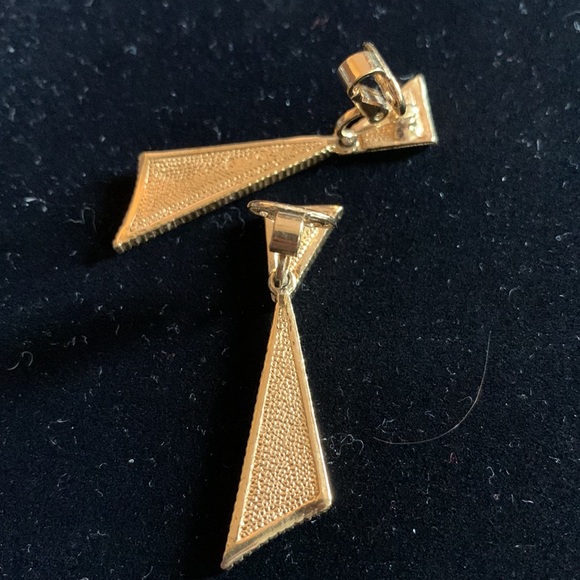 Vintage D’orlan gold plated 1.5” clip earrings with mini gemstones and pearls - Picture 8 of 8